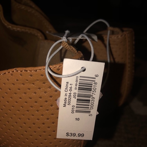 Low cut v shaped ankle boot - Picture 3 of 4